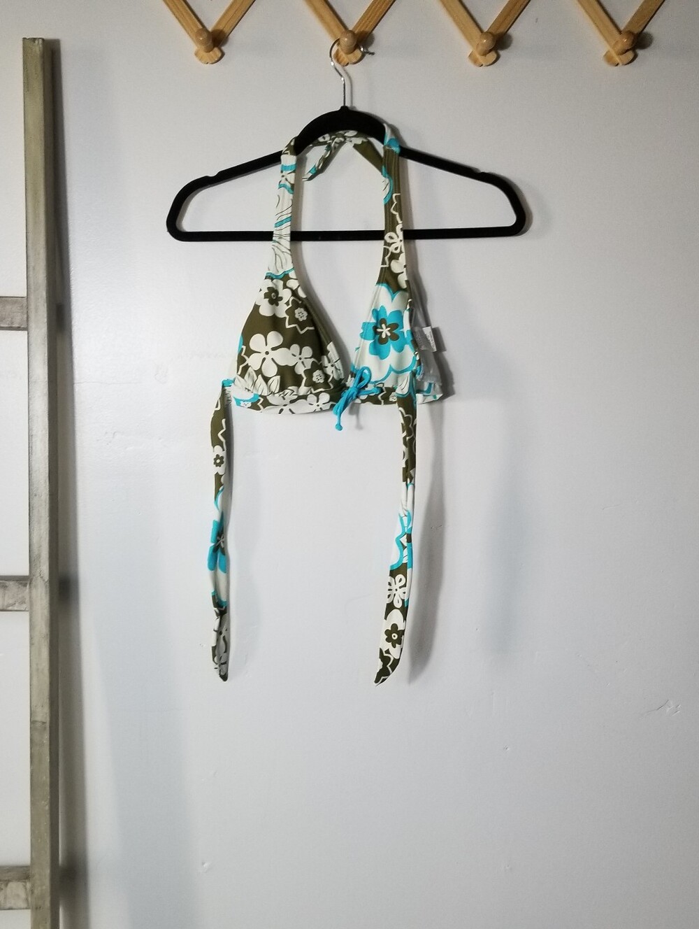 NO BOUNDARIES WOMEN'S FLORAL BLUE, WHITE, DARK OLIVE FLORAL BIKINI TOP SIZE L